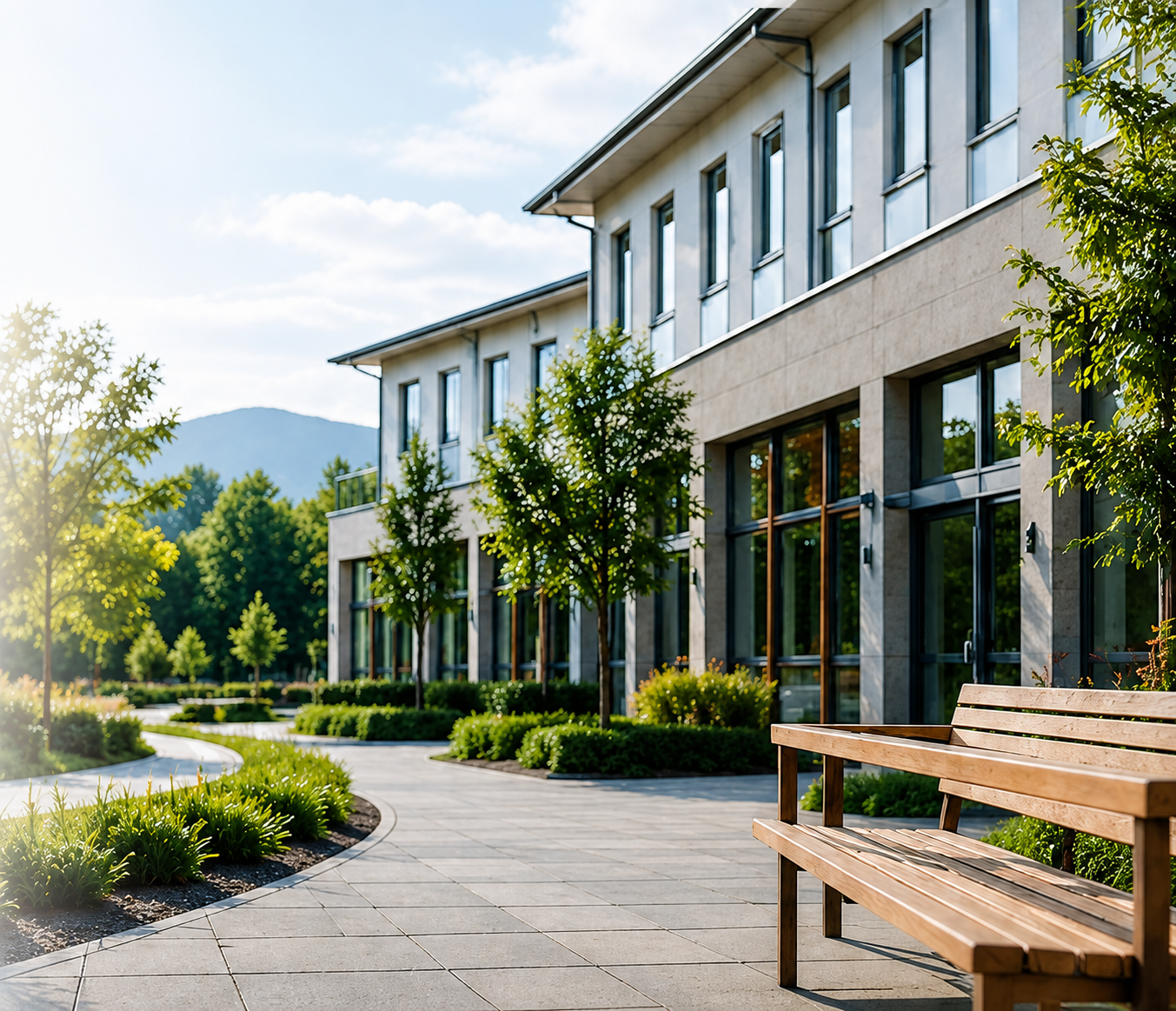 Moderne Pflegeeinrichtung mit Garten